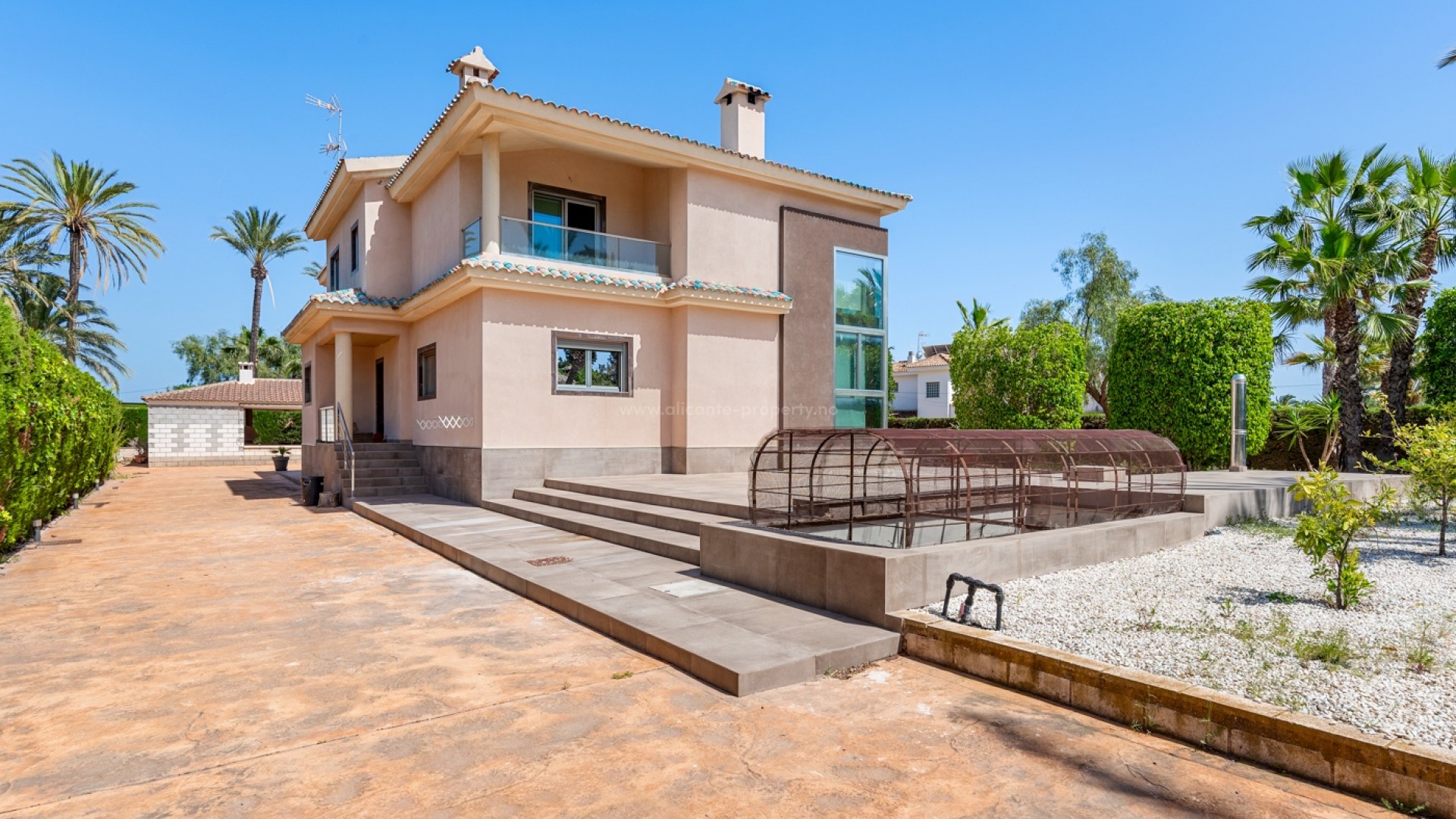 Villa in Elche