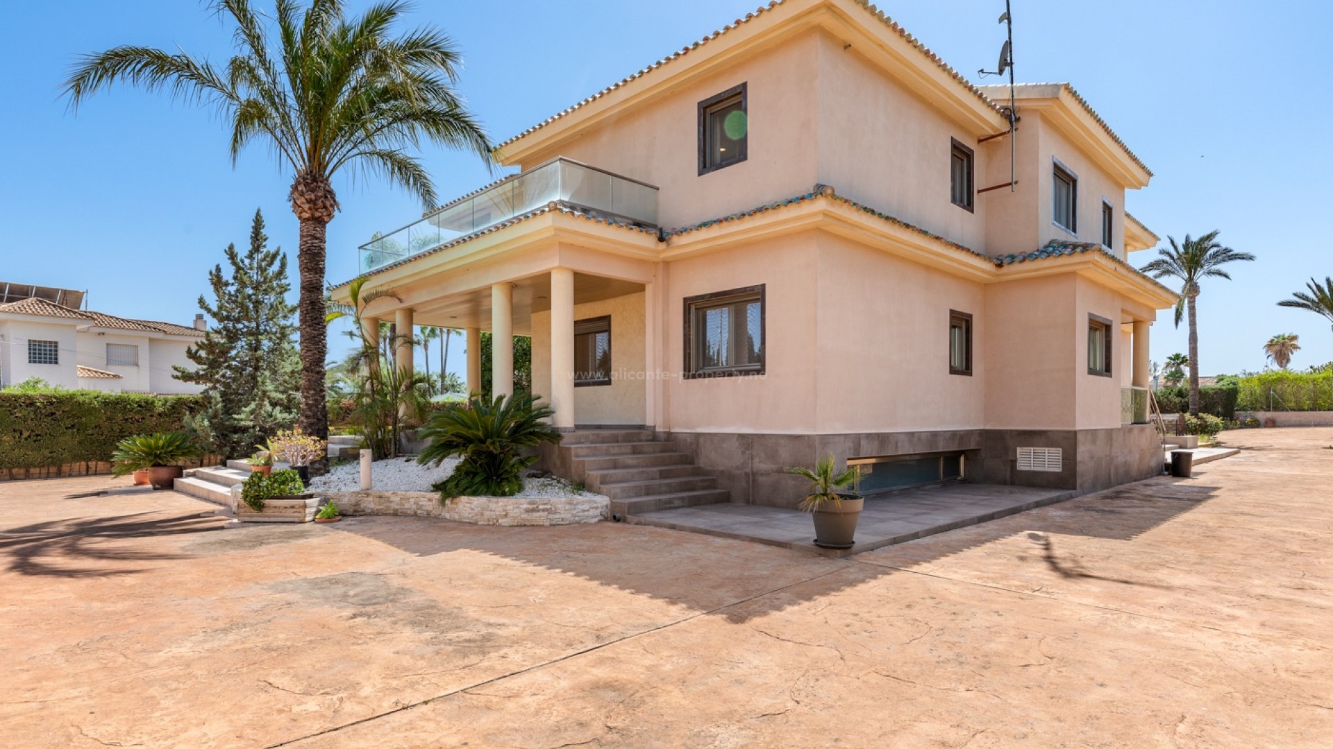 Villa in Elche