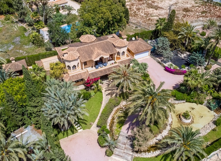Villa in Elche