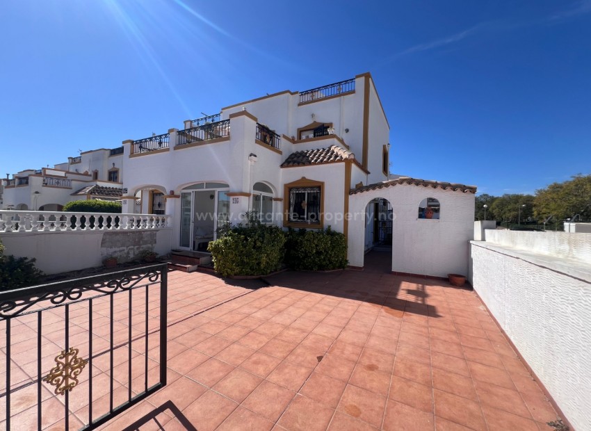 Villa in Entre Naranjo - Vistabella Golf