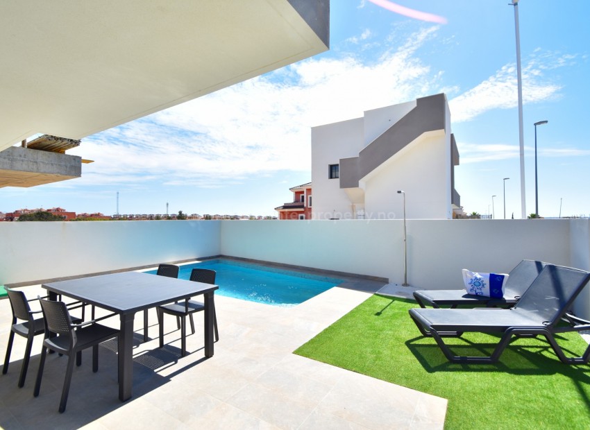 Villa in Los Montesinos, Alicante, the house has 104.7 m2, 3 bedrooms, 2 bathrooms, terrace of 30 m2, 30 minutes by car from Alicante airport, 10 min to the beach.