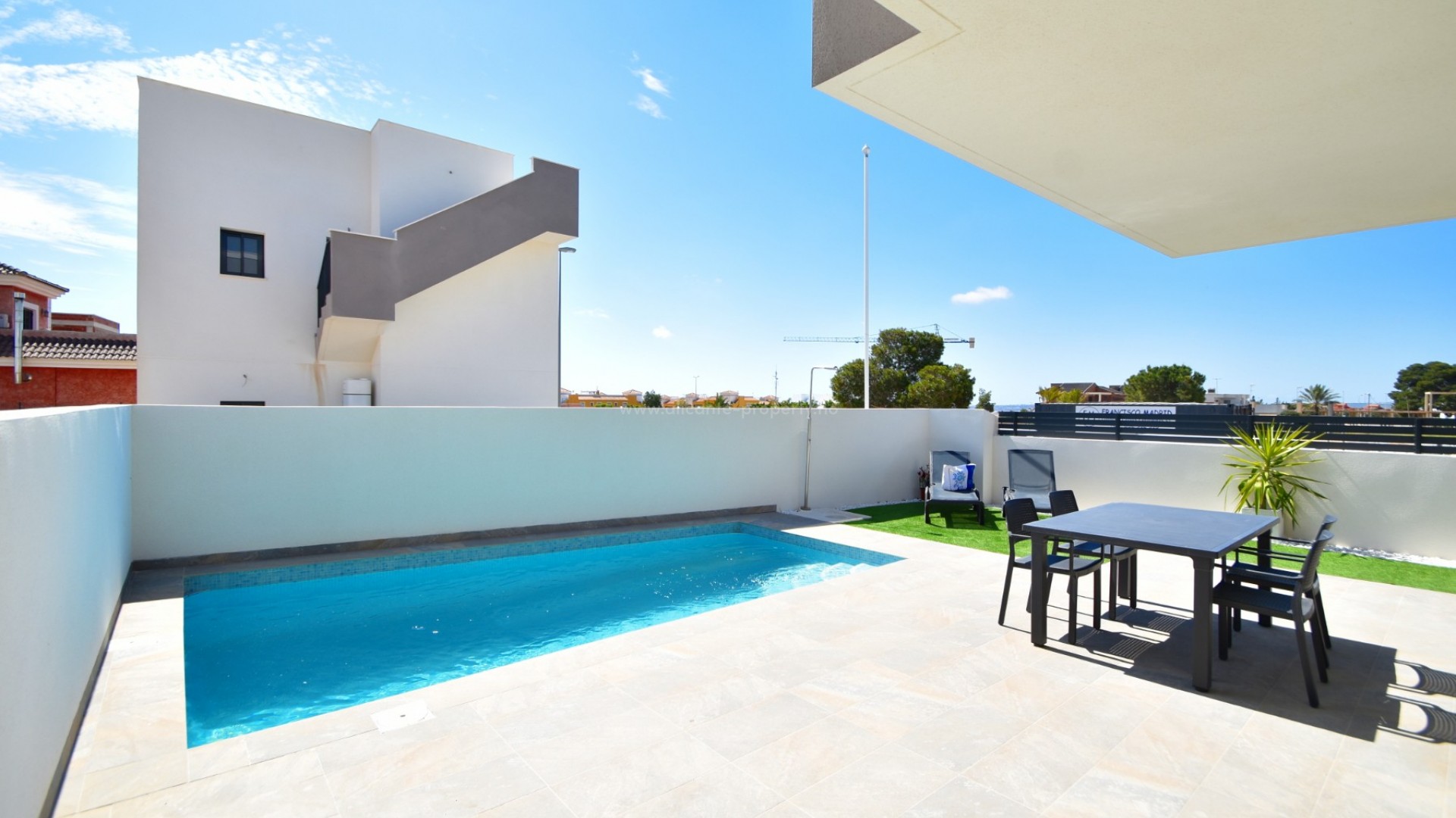 Villa in Los Montesinos, Alicante, the house has 104.7 m2, 3 bedrooms, 2 bathrooms, terrace of 30 m2, 30 minutes by car from Alicante airport, 10 min to the beach.
