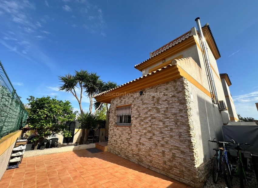 Villa in Los Montesinos Centro