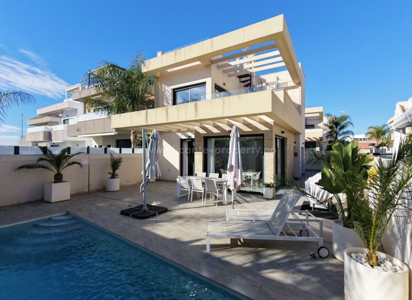 Villa in Los Montesinos Centro