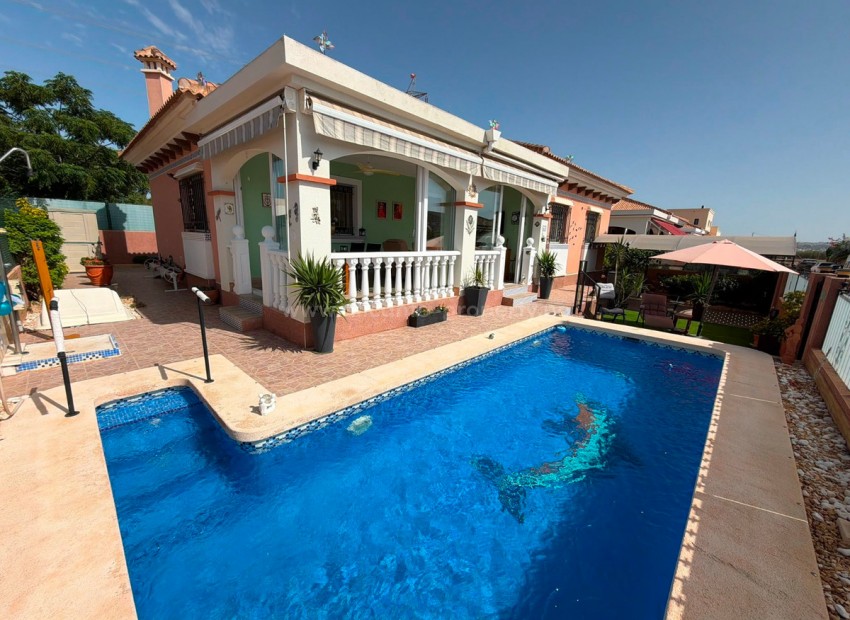 Villa in Los Montesinos Centro