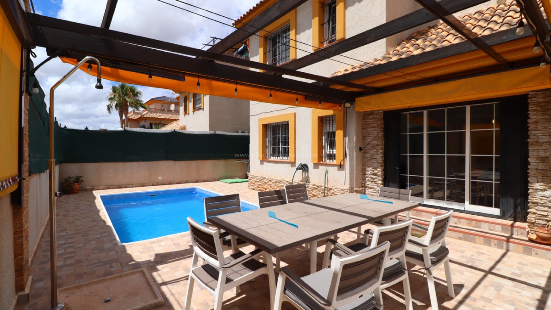Villa in Los Montesinos Centro