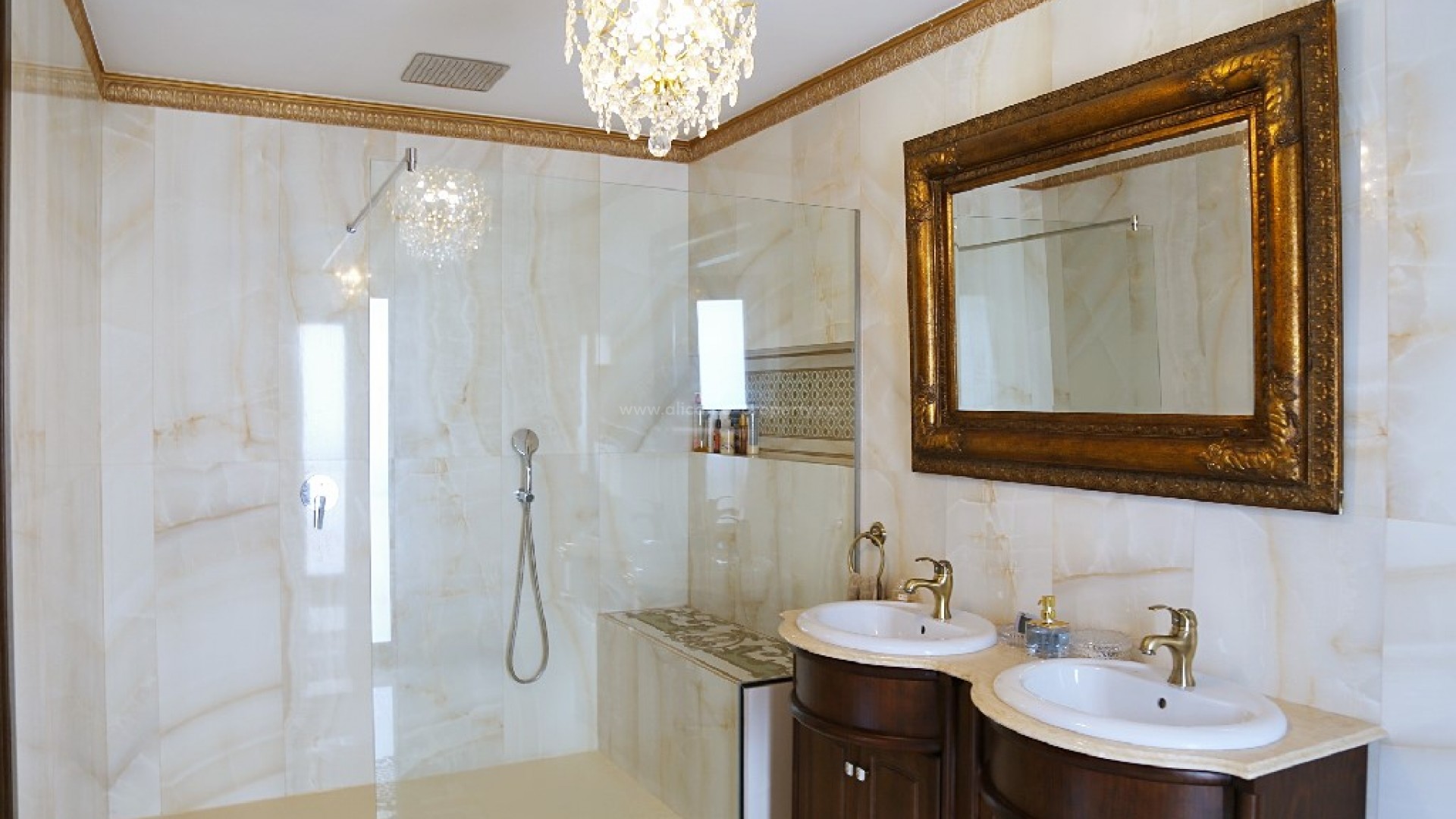 Villa in Town Center