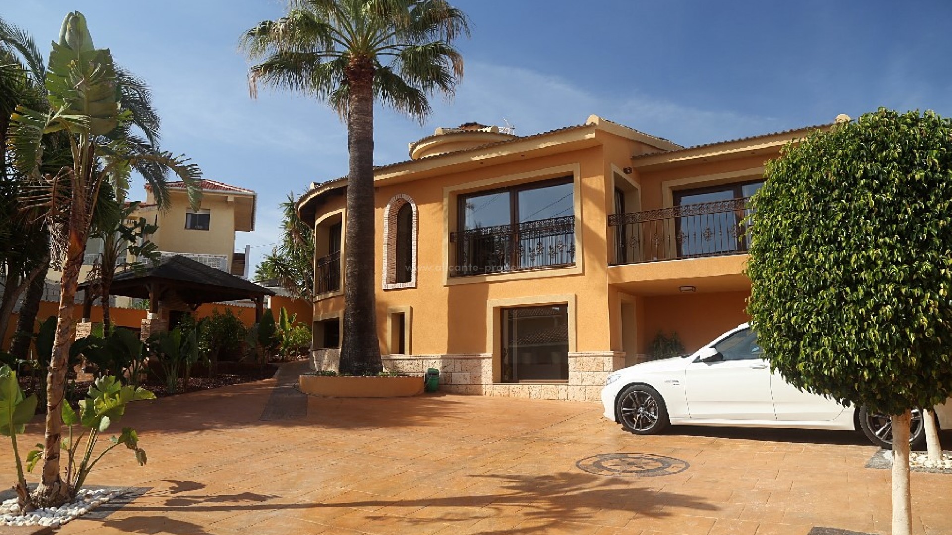 Villa in Town Center