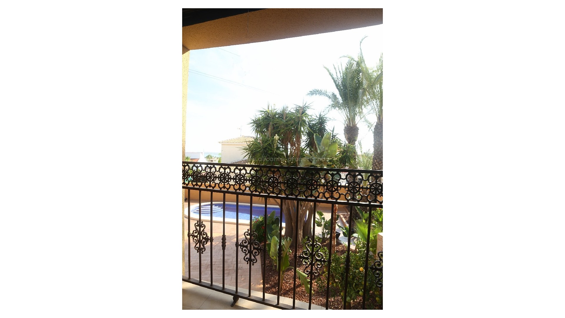 Villa in Town Center