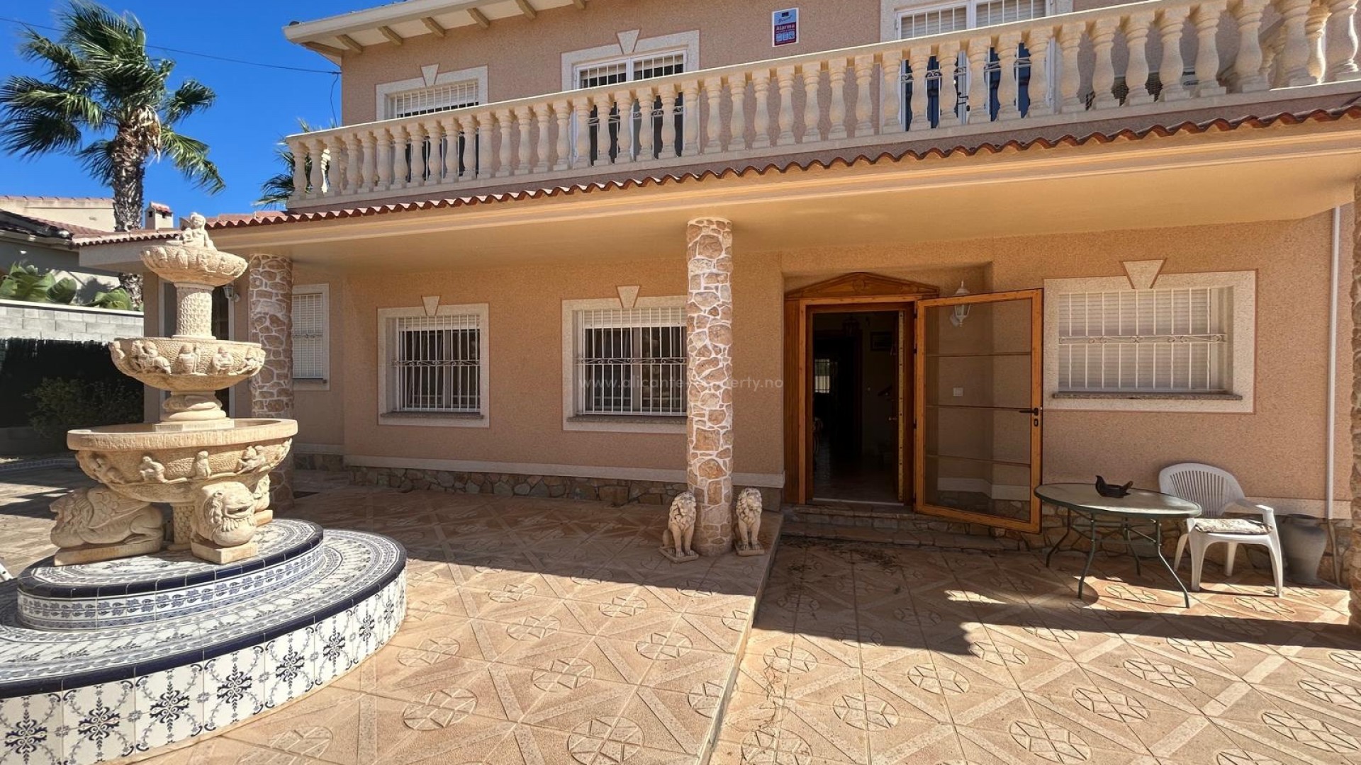 Villa in Town Center