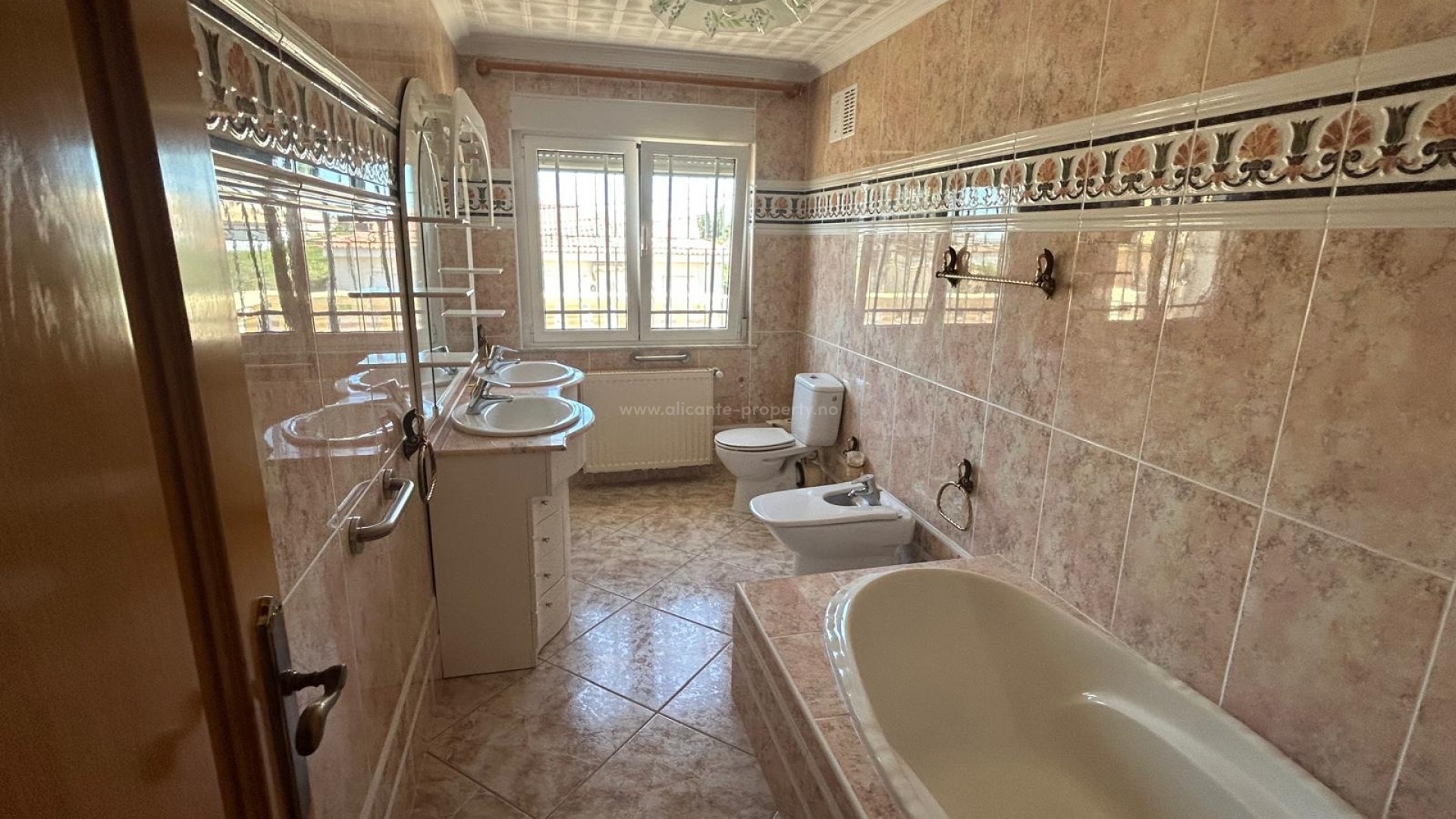 Villa in Town Center