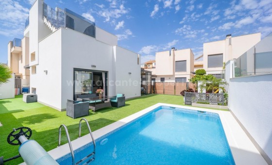 Villa - Resale - Torrevieja -
                Aguas Nuevas