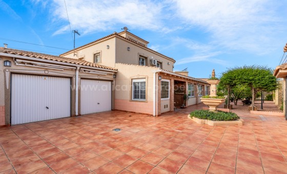 Villa - Resale - Torrevieja - GAA-49288
