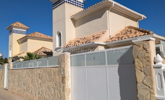 Villa - Resale - Villamartín - Villamartín