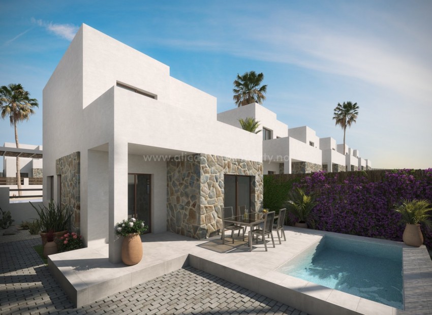 Villaer/hus i Orihuela Costa, 3 soverom, 2 bad, hage med felles svømmebasseng, også mulig for privat basseng, underjordisk parkering