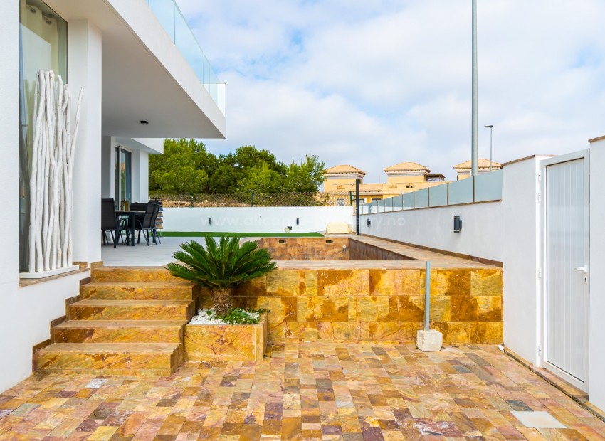 Villas/houses located in Villamartin, 3 double bedrooms and 2 bathrooms, an extraordinary garden and a private pool, close to fantastic golf course.