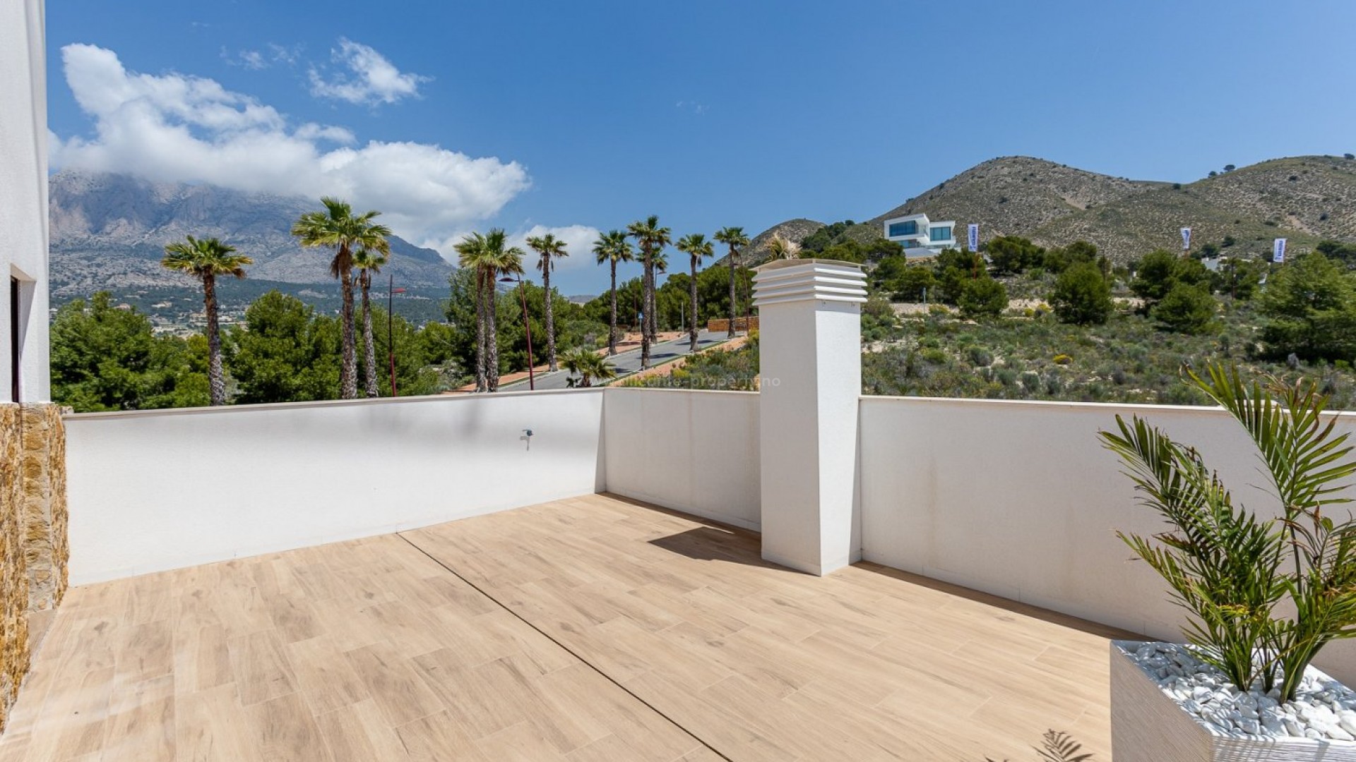 Villas in Balcon de Finestrat, 2 bedrooms and 2 bathrooms, terrace, garden, private pool and parking. 10 minutes from Benidorm and only 2 km from Finestrat.