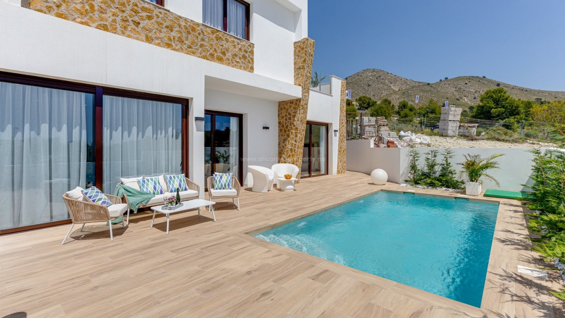 Villas in Balcon de Finestrat, 2 bedrooms and 2 bathrooms, terrace, garden, private pool and parking. 10 minutes from Benidorm and only 2 km from Finestrat.