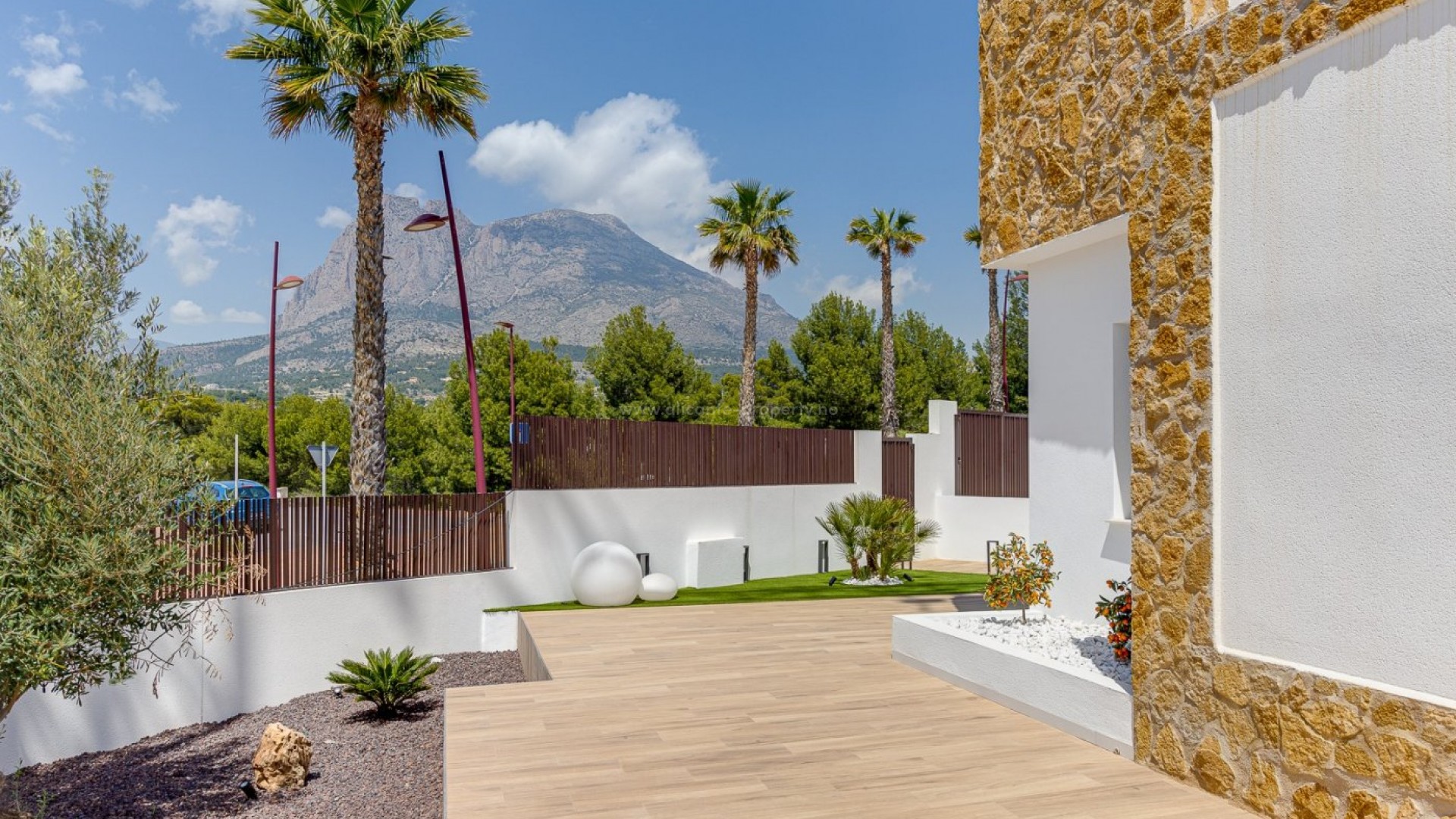 Villas in Balcon de Finestrat, 2 bedrooms and 2 bathrooms, terrace, garden, private pool and parking. 10 minutes from Benidorm and only 2 km from Finestrat.