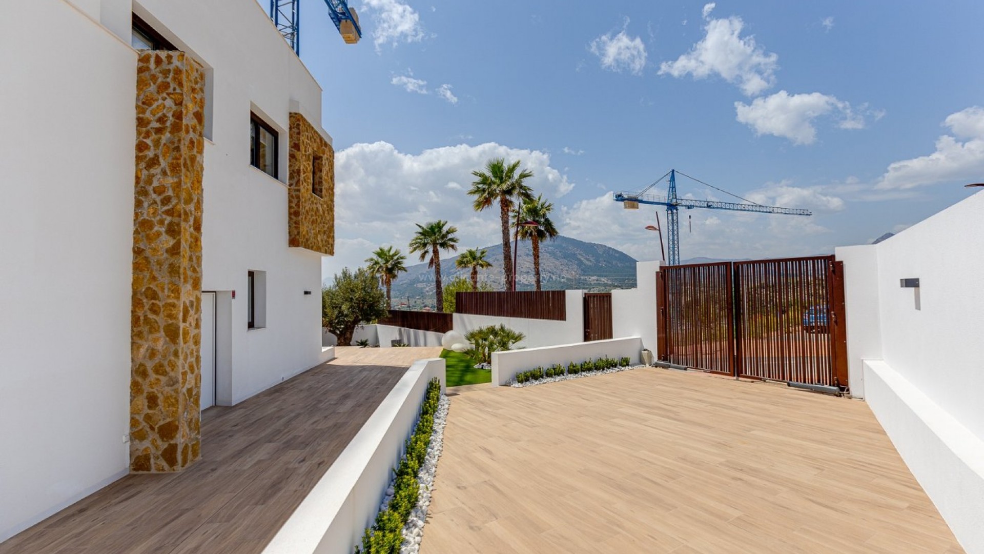 Villas in Balcon de Finestrat, 2 bedrooms and 2 bathrooms, terrace, garden, private pool and parking. 10 minutes from Benidorm and only 2 km from Finestrat.