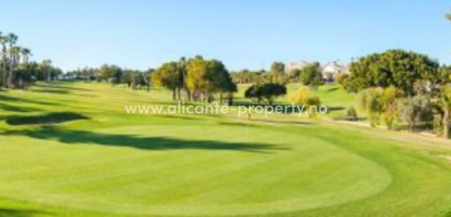 Campoamor is centrally located on the Orihuela Costa, and centrally located to the beach, golf, shopping, restaurants