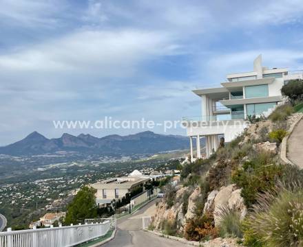 I Altea Hills ligger eksklusive boliger, leiligheter og luksus-villaer ligger i fjellskråningen med en enorm utsikt over Middelhavet og byene nedenfor.