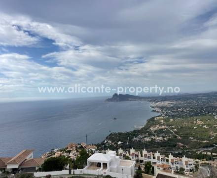 I Altea Hills ligger eksklusive boliger, leiligheter og luksus-villaer ligger i fjellskråningen med en enorm utsikt over Middelhavet og byene nedenfor.