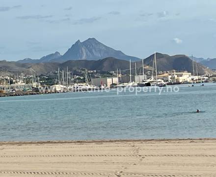 El Campello - fra strandliv til fjelltur på 15 minutter - villaer, hus og leiligheter med utsikt. Langs El Campellos strandpromenade og kystlinje ligger det  også mange eksklusive boliger med svært god utsikt.  