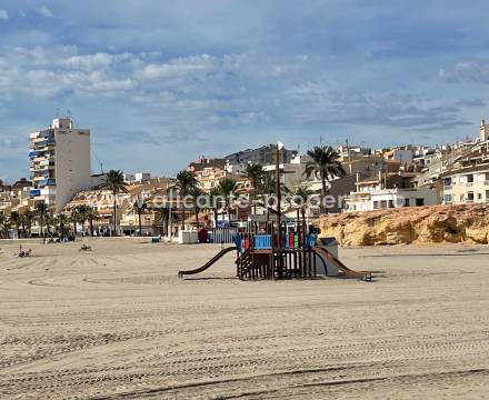 El Campello - fra strandliv til fjelltur på 15 minutter - villaer, hus og leiligheter med utsikt. Langs El Campellos strandpromenade og kystlinje ligger det  også mange eksklusive boliger med svært god utsikt.  