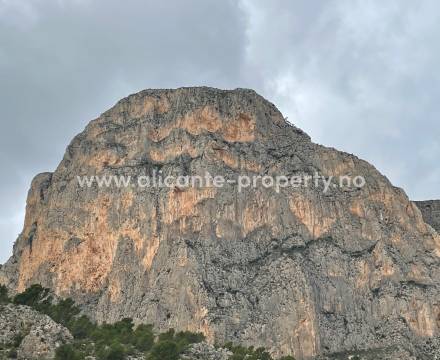 Polop - fra gammel historie til moderne hus og boliger i Polop Hills. Polop er en av de eldste byene med bosetning i Alicante-provinsen. Et område med meget moderne boligbygging med blant annet Polop Hills som et eksklusivt boligområde.