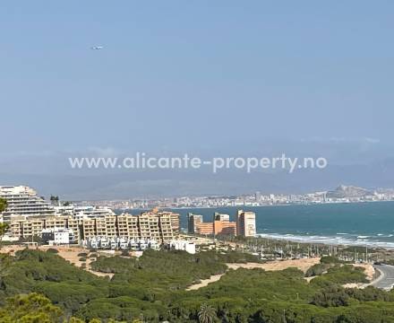 Los Arenales is a pleasant little coastal town with apartments and houses close to a fantastic fine sandy beach. The town is almost within walking distance of both the airport and Alicante city. 