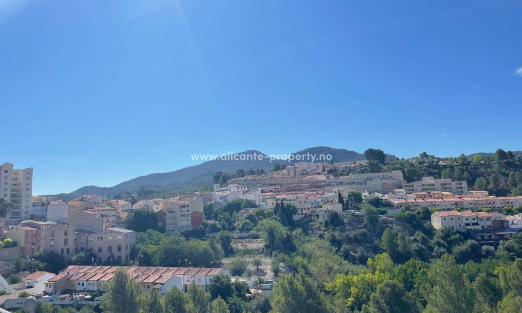 Housing in the Alicante hinterland is significantly less expensive than along the coast. There is of course a very good reason to buy housing (fincas, houses and apartments) in inland towns such as Alcoy. Another reason is to get away from the main touris