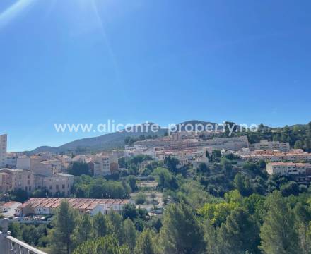 Boliger i Alicante-innlandet er vesentlig rimeligere enn langs kysten. Det er selvfølgelig en meget god grunn til å kjøpe bolig (fincas, hus og leiligheter) ved innlandsbyer som Alcoy. En annen grunn er å komme seg bort fra de største turiststedene. Det e