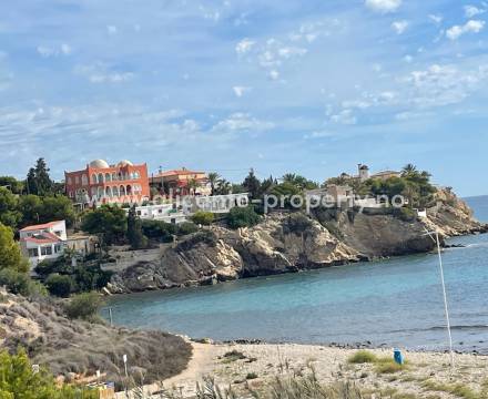 El Campello - from beach life to mountain hiking in 15 minutes - villas, houses and apartments with a view. Along El Campello's seafront and coastline, there are also many exclusive homes with very good views.  