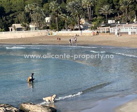 Moraira og Benissa Costa er Alicante-provinsen mest eksklusive område. Moraira by er en del av Teulada kommune. Kystlinjen til Moraira går over i Benissa Costa i sør, mot Calpe by.