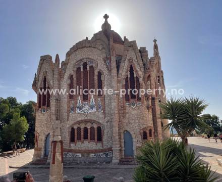 Novelda - residential area in the middle of the stunning Vinalopó Valley with Santa María Magdalena and Castillo de la Mola and with incredible views of Novelda and the Vinalopó Valley.