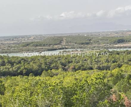 Los Arenales is a pleasant little coastal town with apartments and houses close to a fantastic fine sandy beach. The town is almost within walking distance of both the airport and Alicante city. Clot de Galvany