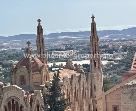 Novelda - residential area in the middle of the stunning Vinalopó Valley with Santa María Magdalena and Castillo de la Mola and with incredible views of Novelda and the Vinalopó Valley.