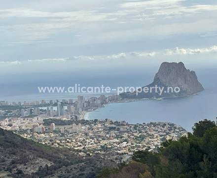 I Altea Hills ligger eksklusive boliger, leiligheter og luksus-villaer ligger i fjellskråningen med en enorm utsikt over Middelhavet og byene nedenfor.