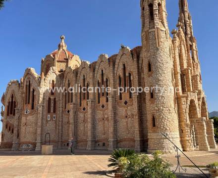 Novelda - residential area in the middle of the stunning Vinalopó Valley with Santa María Magdalena and Castillo de la Mola and with incredible views of Novelda and the Vinalopó Valley.