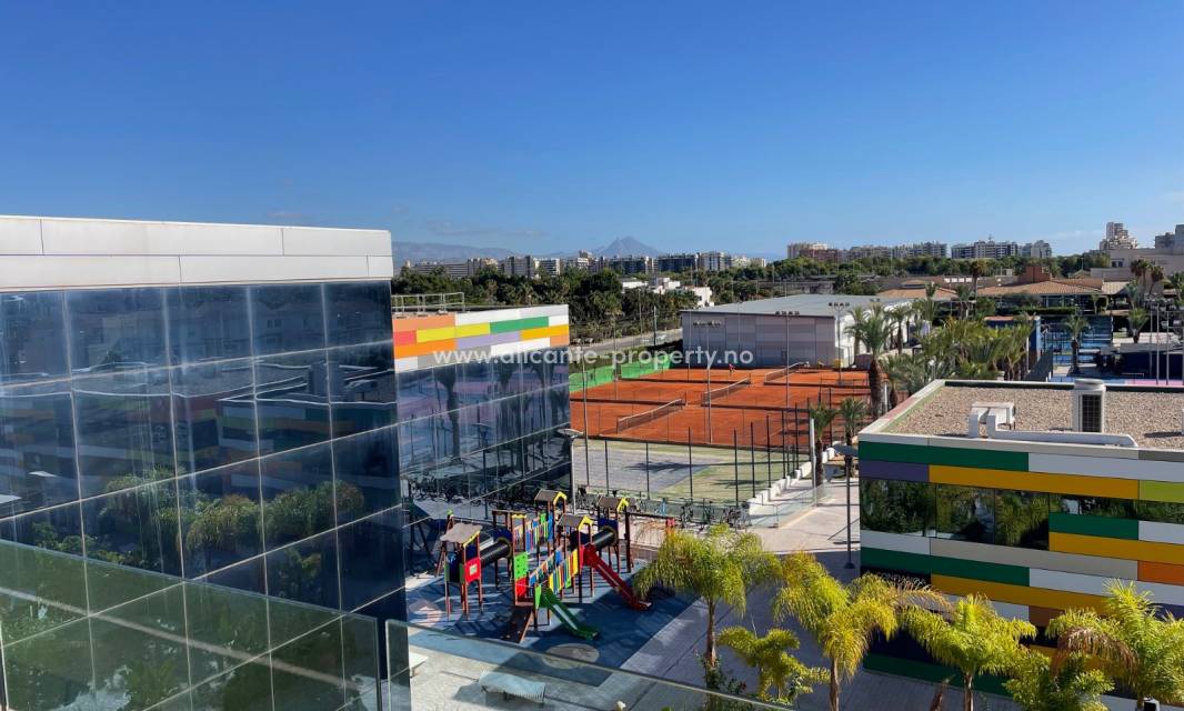 Club Deportiva Arena Alicante ligger i byen San Juan nær Alicante. Dette er langt mer enn et klassisk trenings- og sportssenter. Det er et stort utbygd geografisk område for en rekke sportsaktiviteter.