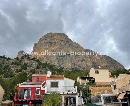 Polop - fra gammel historie til moderne hus og boliger i Polop Hills. Polop er en av de eldste byene med bosetning i Alicante-provinsen. Et område med meget moderne boligbygging med blant annet Polop Hills som et eksklusivt boligområde.