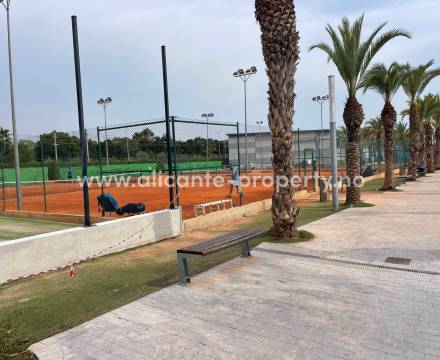 Club Deportiva Arena Alicante ligger i byen San Juan nær Alicante. Dette er langt mer enn et klassisk trenings- og sportssenter. Det er et stort utbygd geografisk område for en rekke sportsaktiviteter.