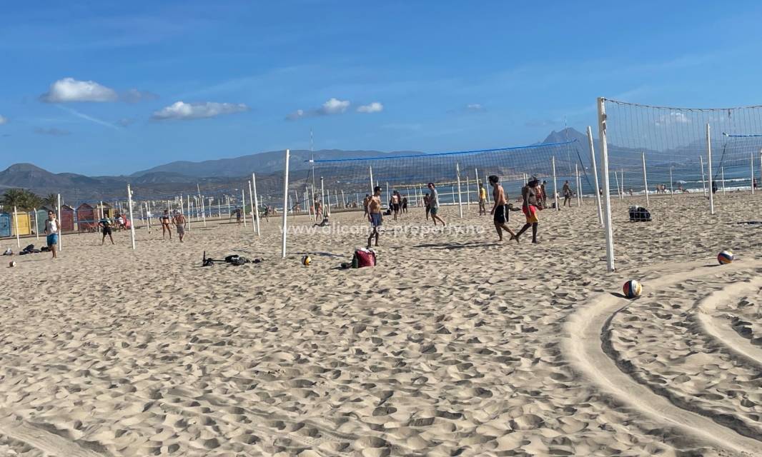 San Juan de Alicante er kjent for den lange by-stranda som er utrolig fin. Byen har et utrolig utvalg av restauranter/barer, uteliv, golfbane i byen, et aktivt idrettsmiljø samt god kommunikasjon til Alicante by.