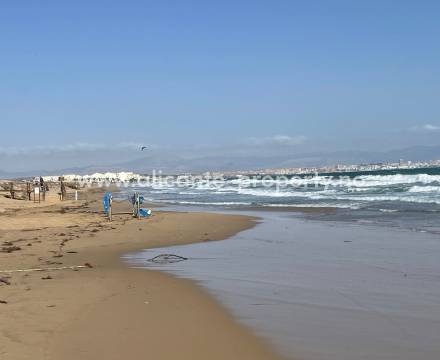 Los Arenales is a pleasant little coastal town with apartments and houses close to a fantastic fine sandy beach. The town is almost within walking distance of both the airport and Alicante city. 