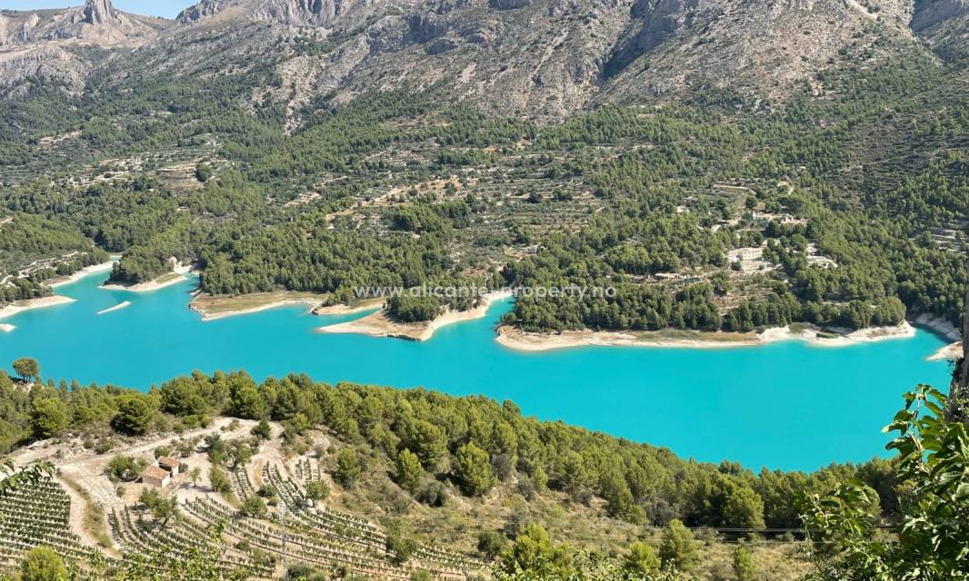 Guadalest er en av Alicante-provinsens desidert største turistattraksjoner. El Castell de Guadalest ble bygget allerede i det 11.århundre mens muslimene hersket over området. Først i det 13. århundre overtok de kristne denne historiske borgen som kontroll