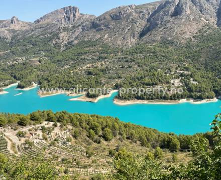 Guadalest er en av Alicante-provinsens desidert største turistattraksjoner. El Castell de Guadalest ble bygget allerede i det 11.århundre mens muslimene hersket over området. Først i det 13. århundre overtok de kristne denne historiske borgen som kontroll