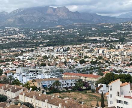 L´Albir var opprinnelig havnebyen til L´Alfaz del Pi, og ligger i L´Alfaz kommune. Beliggenheten ved stranden nær de kjente byene Altea og Benidorm, og ved foten av fjellet Sierra Helada, samt nær alle spennende attraksjoner gjør plasseringen av Albir fan