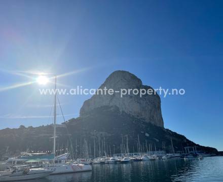 Calpe - En av Alicante-provinsens bolig-favoritter. Det finnes mange prosjekter med forskjellige typer villa/hus, leilighet, rekkehus i Calpe-området