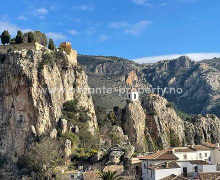 Guadalest er en av Alicante-provinsens desidert største turistattraksjoner. El Castell de Guadalest ble bygget allerede i det 11.århundre mens muslimene hersket over området. Først i det 13. århundre overtok de kristne denne historiske borgen som kontroll